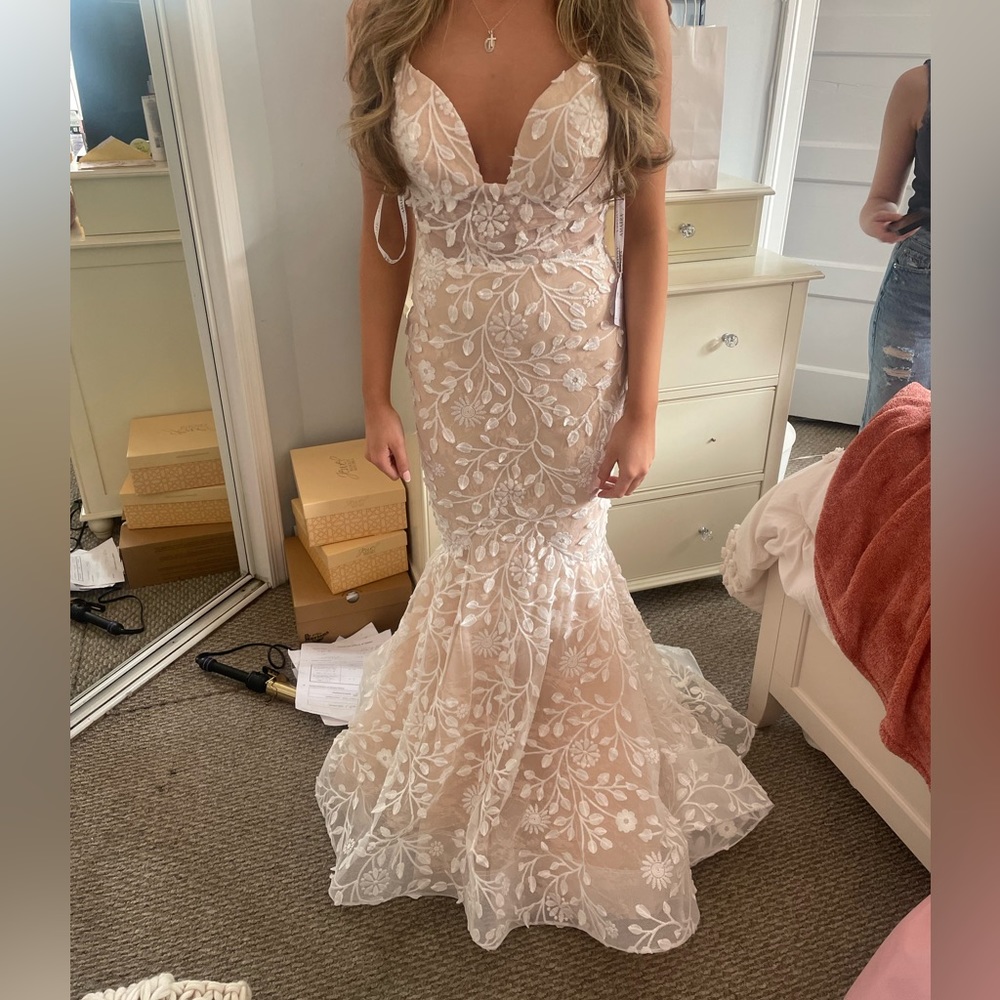 Gown wedding/prom dress size 4. Ivory with a blush underlay